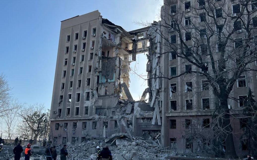 Внаслідок бомбардування Миколаївської ОДА загинули троє людей