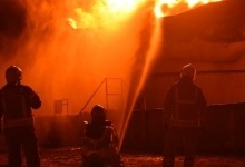 На Рівненщині рятувальники досі гасять пожежу на нафтобазі