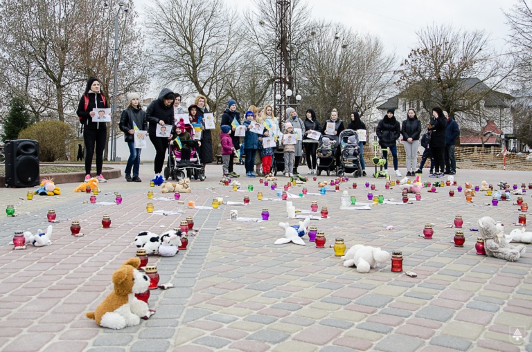 У місті на Волині вшанували пам'ять загиблих на війні в Україні діток