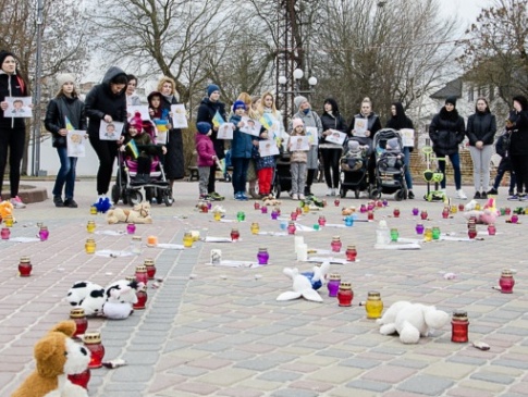 У місті на Волині вшанували пам'ять загиблих на війні в Україні діток