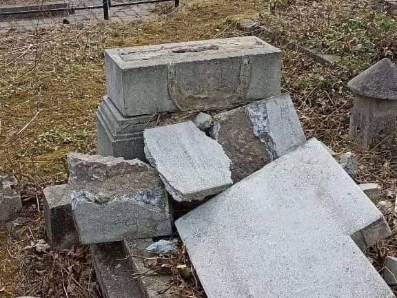 У Рівному вандали понищили могили на кладовищі