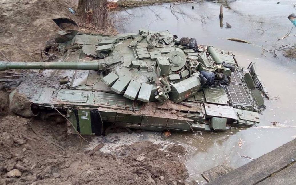 На Сумщині з дна річки дістали російський танк