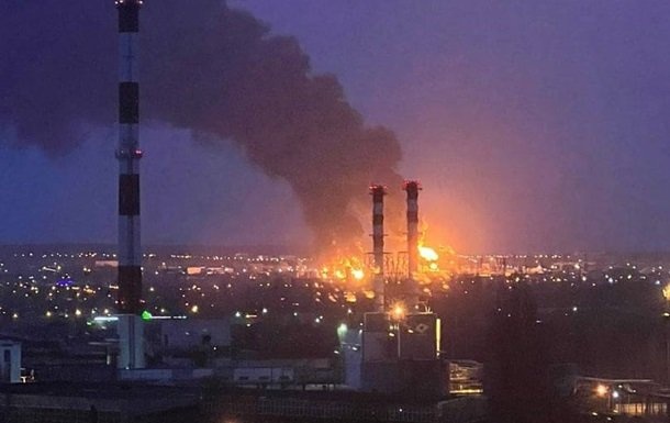 У російському Бєлгороді загорілася нафтобаза