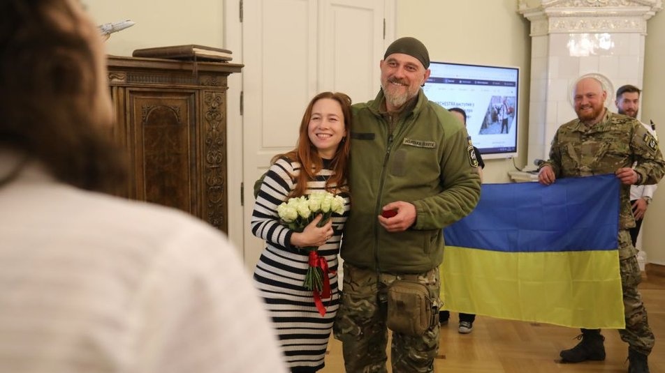 У Львові в кабінеті мера одружилися військовий та волонтерка