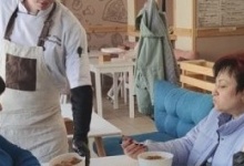 У кафе в Луцьку безплатно готують домашні страви для переселенців