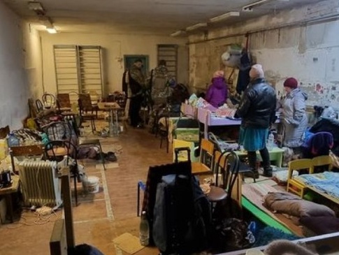 З мертвими тілами, голодні і спраглі:  на Чернігівщині рашисти тримали в підвалі 150 заручників