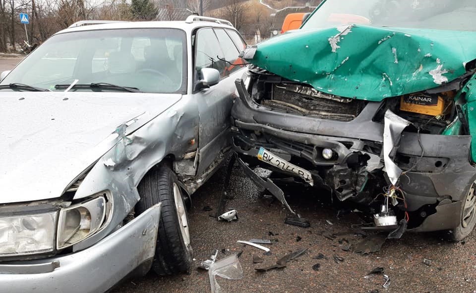 На Рівненщині у ДТП розбилися три авто: є постраждалі