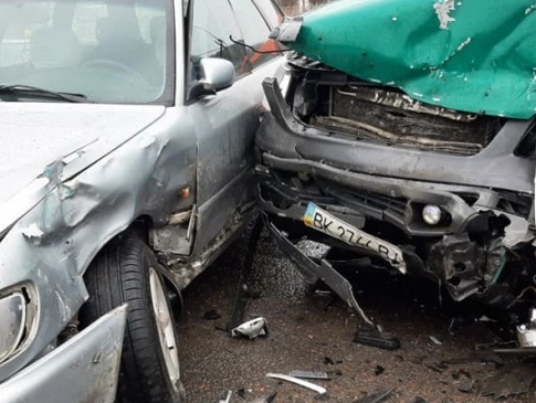На Рівненщині у ДТП розбилися три авто: є постраждалі