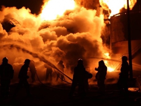 Росія вночі атакувала Дніпропетровщину: завод досі горить