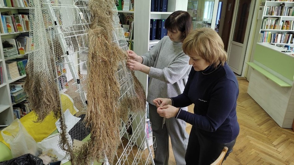 У Луцьку в бібліотеці плетуть «кікімори» для військових