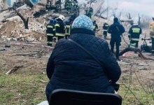 Жінка у Бородянці уже третю добу чекає, коли витягнуть з-під завалів її сім'ю