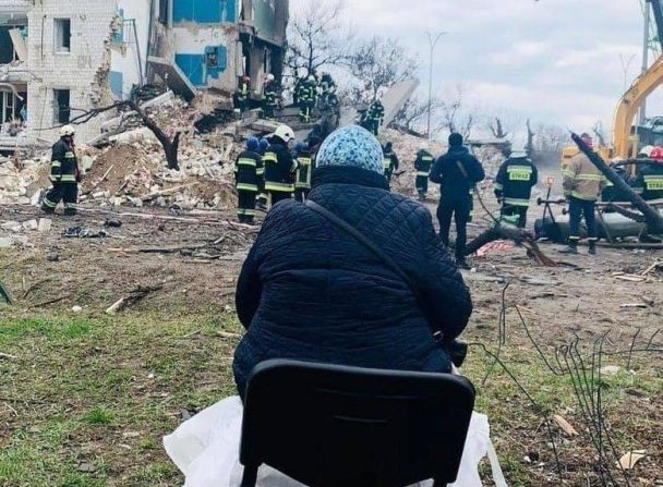 Жінка у Бородянці уже третю добу чекає, коли витягнуть з-під завалів її сім'ю