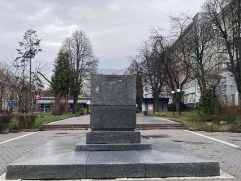 У Тернополі знесли памʼятник Пушкіну