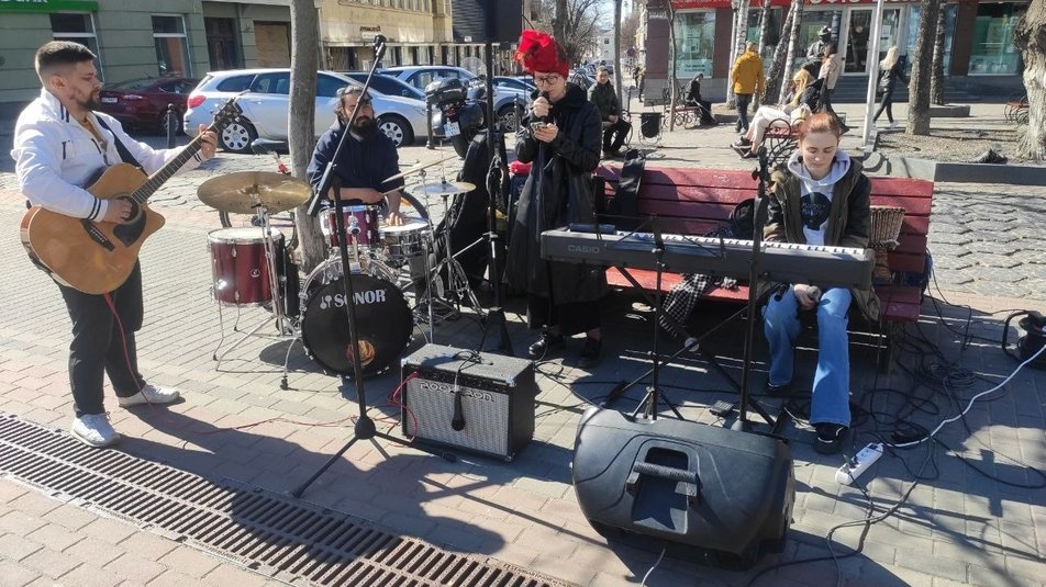 У Луцьку волонтери-музиканти збирають кошти на тепловізор для ЗСУ