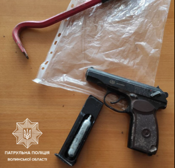У Луцьку біля школи знайшли пістолет