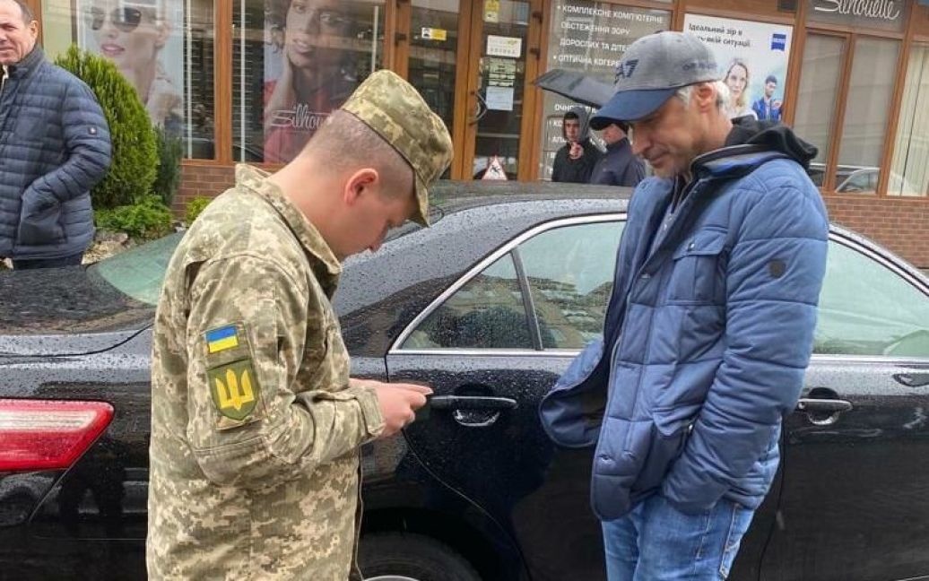 Колишньому генпрокурору України вручили повістку до військкомату