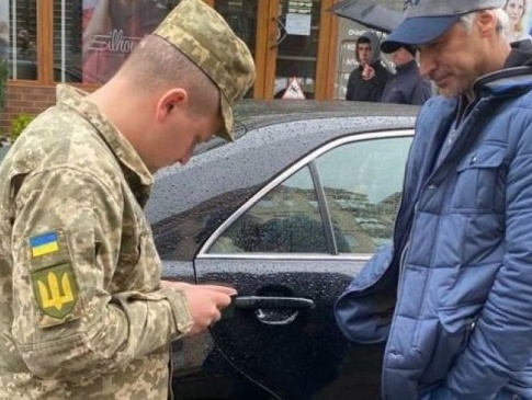 Колишньому генпрокурору України вручили повістку до військкомату