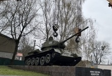 У місті на Волині демонтують радянський танк