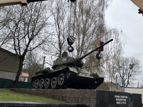 У місті на Волині демонтують радянський танк