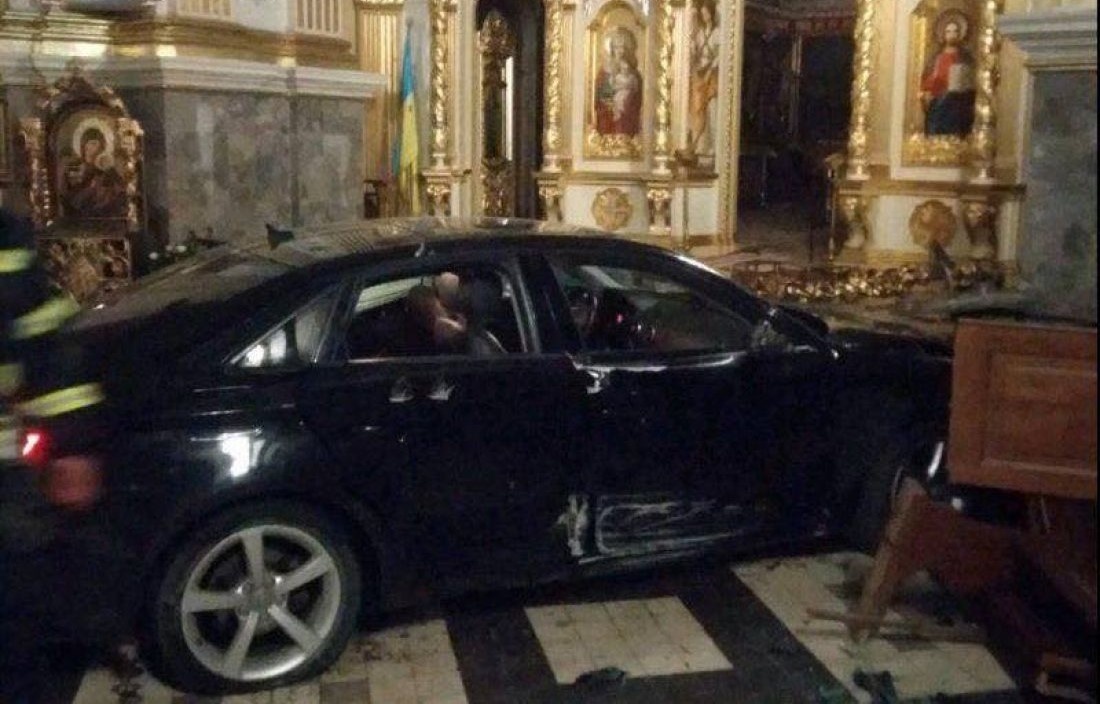 У Тернополі жінка на авто в'їхала у середину кафедрального собору