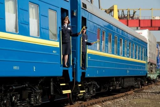Після ракетних ударів по залізниці у західній Україні відновлюють рух поїздів