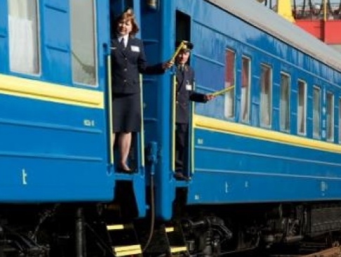 Після ракетних ударів по залізниці у західній Україні відновлюють рух поїздів