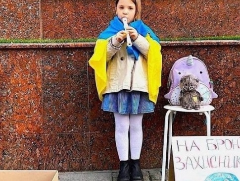 У Дніпрі 6-річна дівчинка грає на флейті та збирає гроші для ЗСУ
