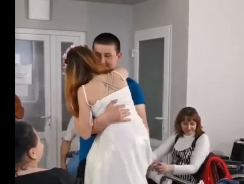 Медсестра, який ворожа міна відірвала ноги, вийшла заміж у Львові (відео)