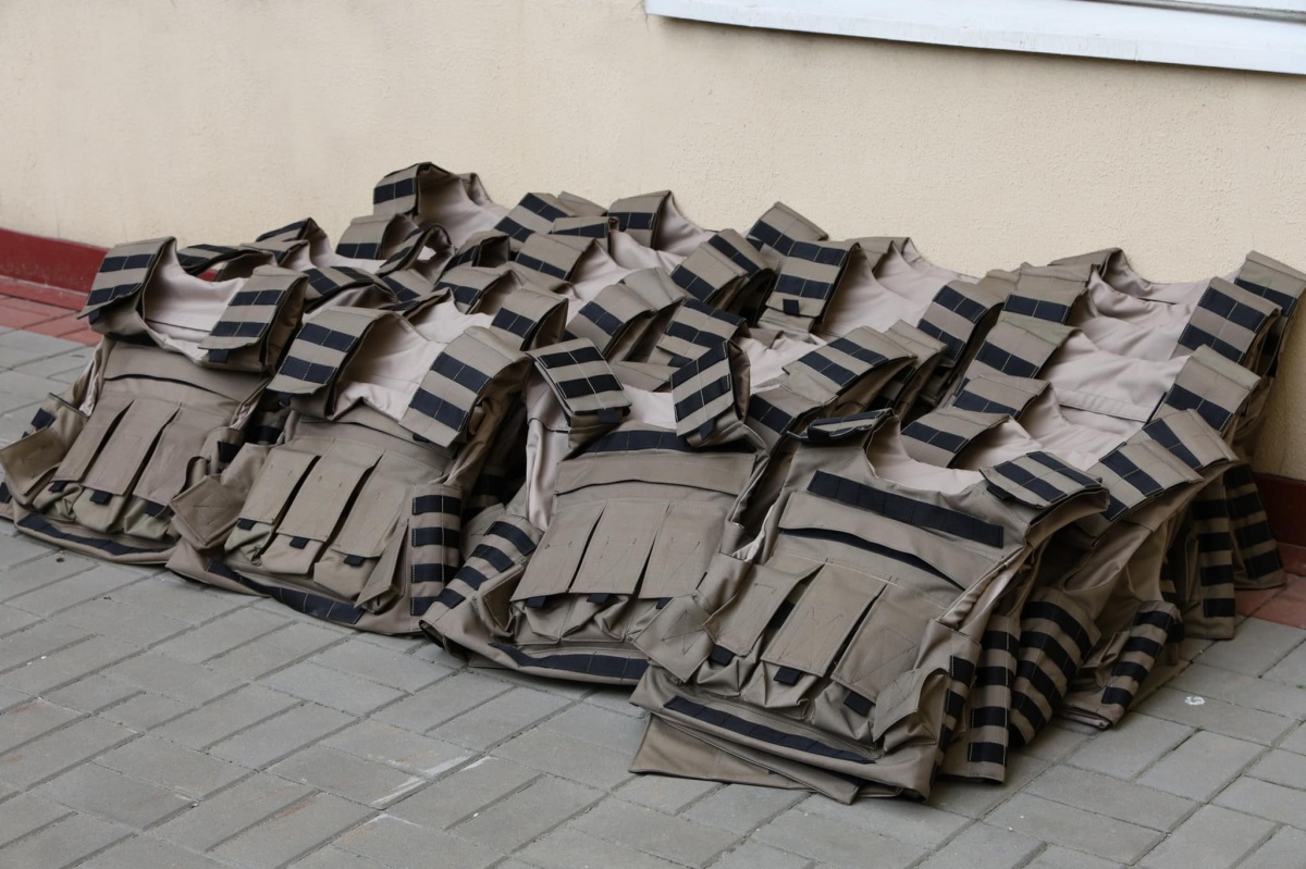 Працівники Луцької міськради скинулися на 30 бронежилетів для військових