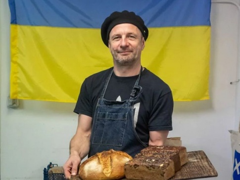Поляк приїхав у Бучу пекти хліб українським воїнам