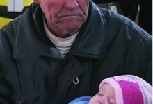 84-літній дідусь дві доби провів за кермом, щоб врятувати своїх рідних