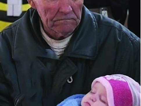 84-літній дідусь дві доби провів за кермом, щоб врятувати своїх рідних
