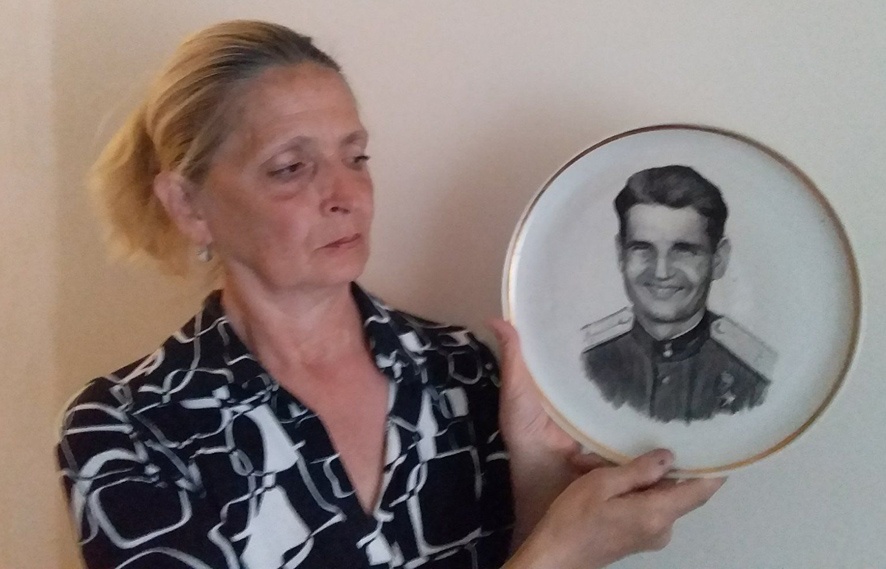Лариса КАРПЕНКО з портретом діда Миколи КАРПЕНКА