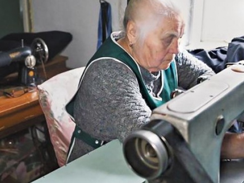 81-літня бабуся виготовляє амуніцію для військових