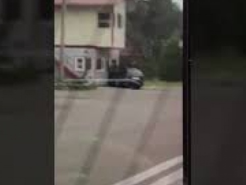 На Волині авто врізалося у стаціонарний пост поліції (відео)