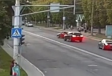 У Луцьку «чудив» водій авто на харківських номерах (відео)