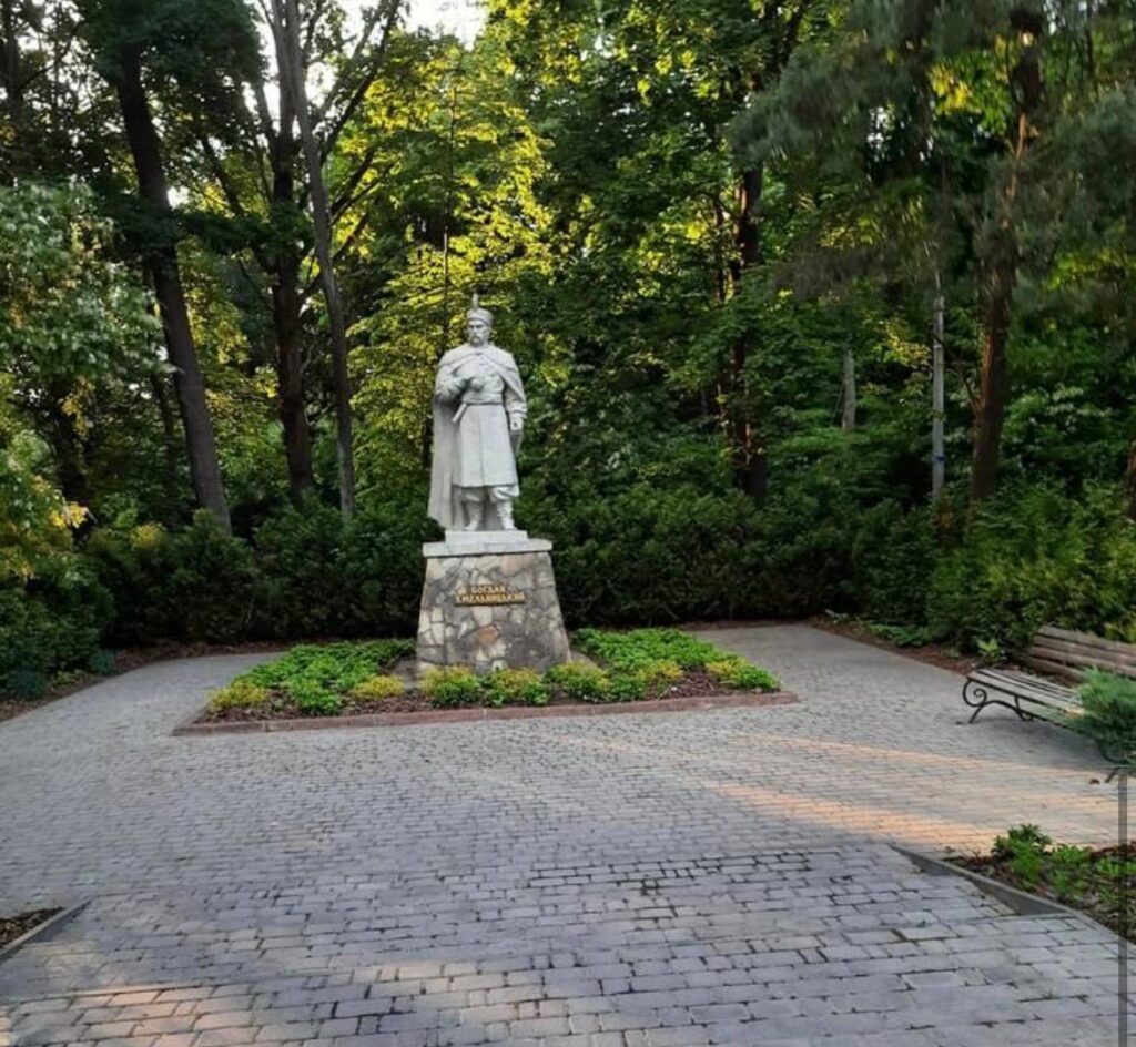 У Львові переселенці з Херсонщини впорядкували парк