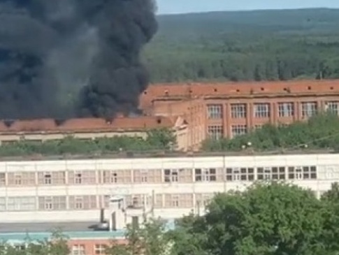 У Росії потужна пожежа на заводі військової оптики