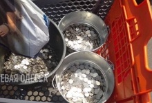 В Одесі водій маршрутки монетами розплатився за дорогий холодильник (фото)