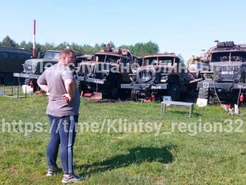 Поблизу українсього кордону згоріла російська рембаза військової техінки