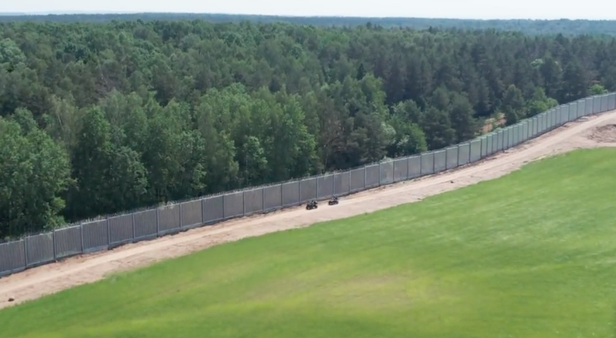 Польща завершує будівництво суцільного паркану на кордоні з Білоруссю