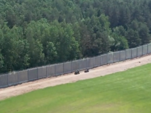 Польща завершує будівництво суцільного паркану на кордоні з Білоруссю