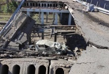 Окупанти розбили міст, який веде до Лисичанська