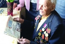 95-річний дідусь з Волині досі читає газети, присвічуючи ліхтариком