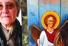 Жителька Рівненщини малює ікони на ящиках з-під патронів