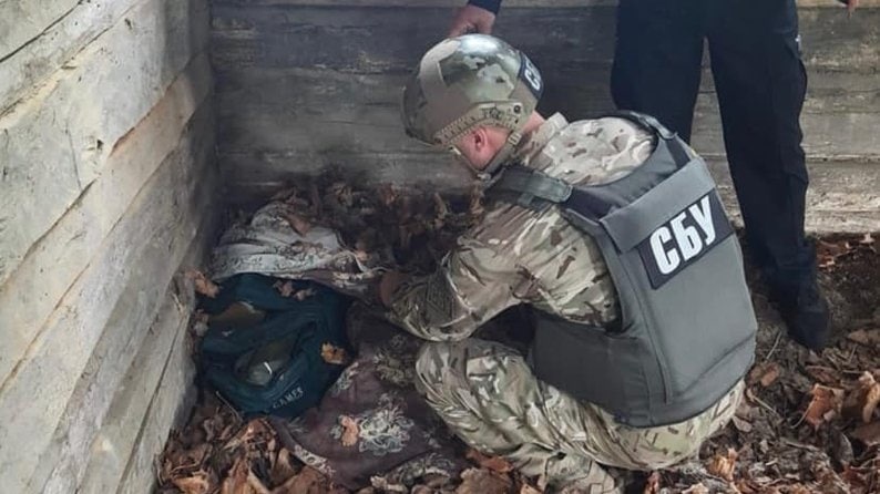 Біля кордону на Рівненщині знайшли схованки з боєприпасами