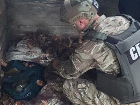 Біля кордону на Рівненщині знайшли схованки з боєприпасами