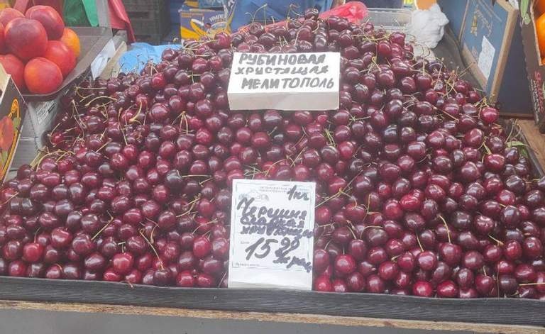 У Білорусі продають крадені в українських фермерів черешню та помідори