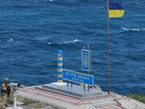 На острові Зміїний встановили прапор України