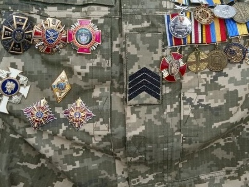 Ветеран російсько-української війни продавав свої нагороди, щоб допомогти ЗСУ